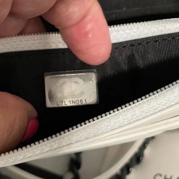 CHANEL 19 WALLET ON CHAIN in white and black - Picture 7 of 11